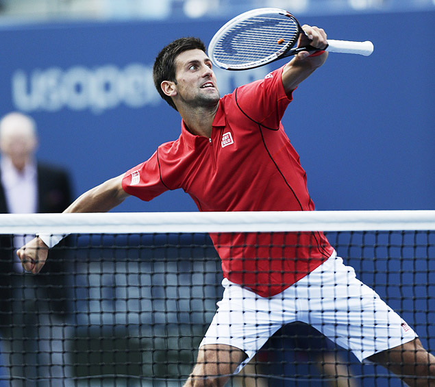 Novak Djokovic festeja vitria sobre o espanhol Marcel Granollers 