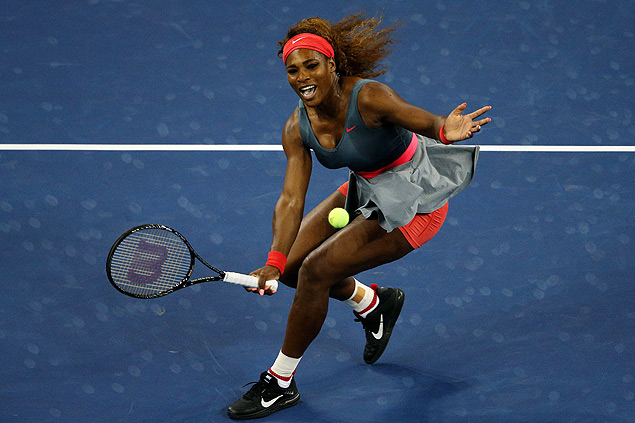 Serena Williams corre para rebater a bola 