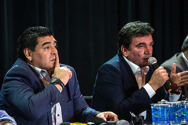 Maradona gesticula enquanto Andres Sanchez concede entrevista em São Paulo