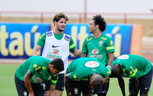 O atacante Alexandre Pato (esq.) e o lateral Marcelo em treino da seleo em Braslia no incio de setembro