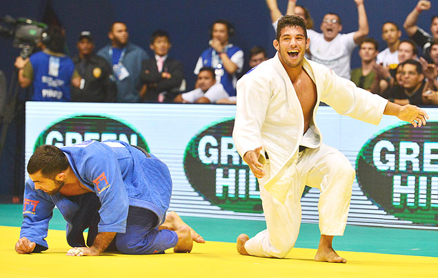 O judoca cubano Asley Gonzalez (dir.) comemora vitria no Mundial de jud, no Rio