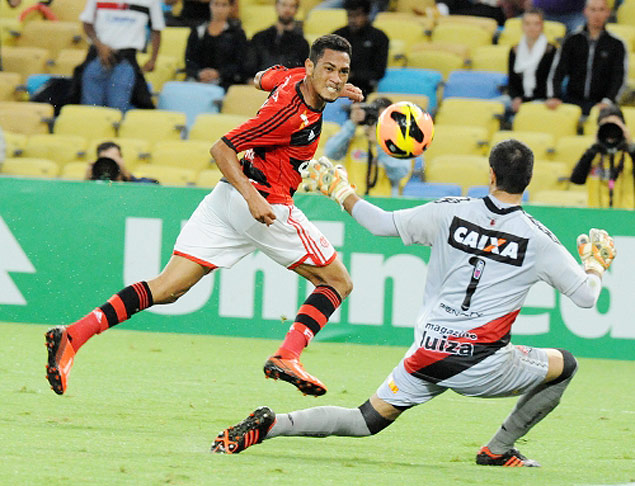 Hernane encobre o goleiro Wilson e faz o primeiro gol do triunfo do Flamengo sobre o Vitria, no Maracan 