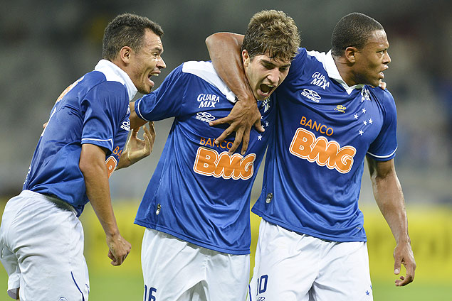 Jogadores do Cruzeiro comemoram gol na vitria sobre o Vasco
