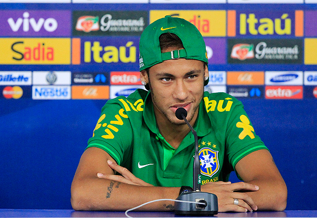 O atacante Neymar durante entrevista coletiva na seleo brasileira