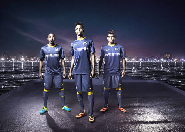 Victor Andrade, Giva e Gabriel posam para foto com o novo uniforme santista