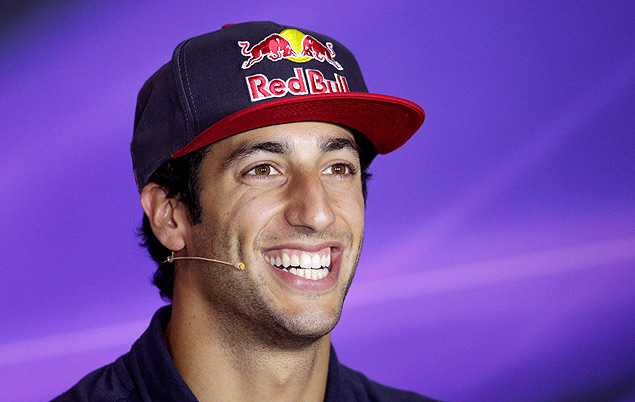 O piloto australiano Daniel Ricciardo sorri durante uma entrevista