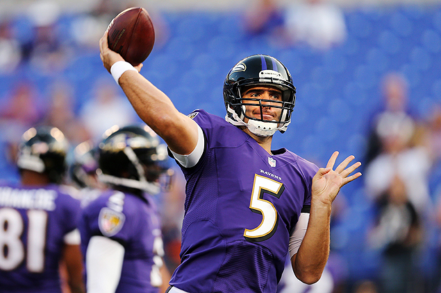 O quarterback Joe Flacco arremessa a bola durante aquecimento para um jogos do Baltimores Ravens