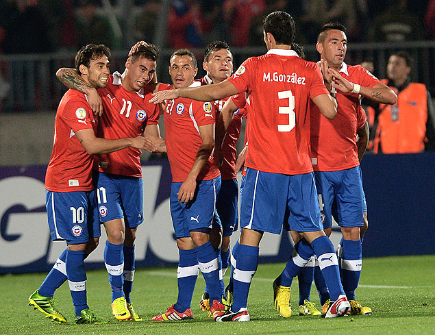 Valdivia (esq.) abraa Vargas em comemorao de gol da seleo chilena 
