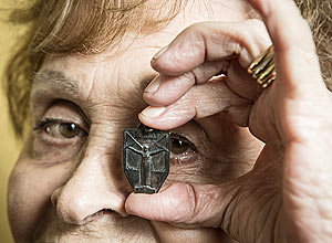 Albertina, 85, segura medalha de Lenidas em SP