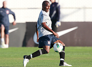 O atacante Adilson fez 11 partidas pelo Corinthians e no marcou nenhum gol