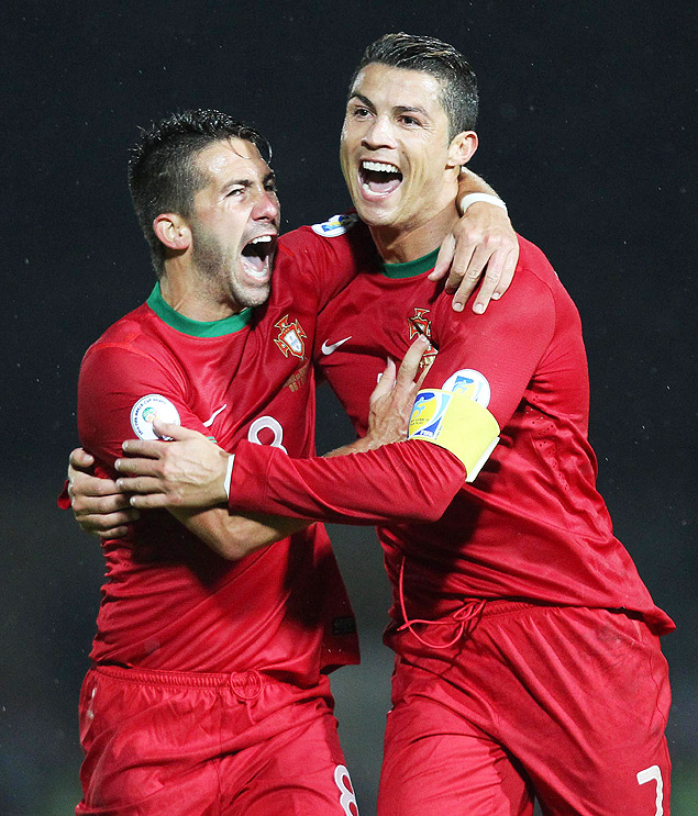 Cristiano Ronaldo (dir.) e Joo Moutinho comemoram gol na vitria de Portugal sobre a irlanda do Norte