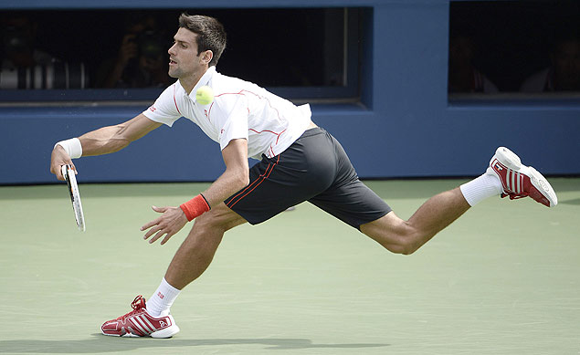 O sérvio Novak Djokovic rebate bola durante semifinal do Aberto dos EUA contra o suíço Stanislas Wawtrinka
