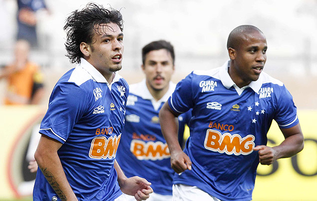 Ricardo Goulart (esq.) comemora gol do Cruzeiro na vitria sobre o Flamengo