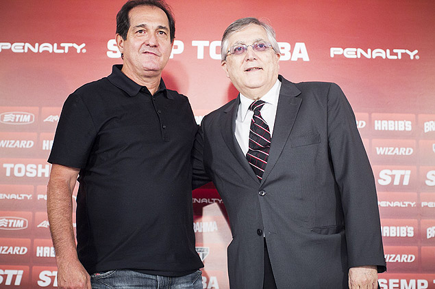 O tcnico Muricy Ramalho  apresentado pelo vice-presidente de futebol do So Paulo Joo Paulo de Jesus Lopes
