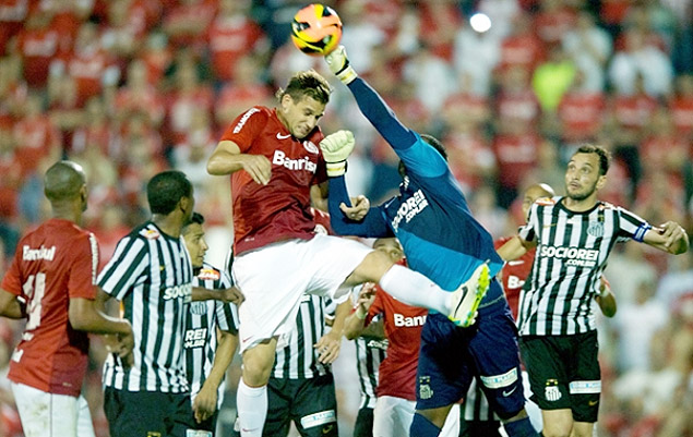O goleiro Aranha disputa jogada com Rafael Moura na vitria santista sobre o Internacional