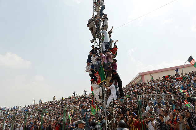 Afegos festejam o ttulo da seleo afeg de futebol no estdio de Cabul