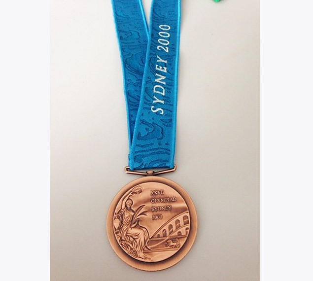 Foto da medalha de bronze da prova contra o relgio dos Jogos de Sydney 