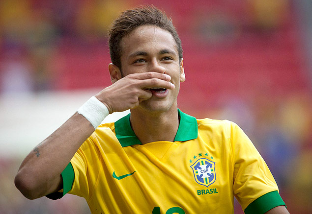 Neymar celebra gol na partida contra a Austrália