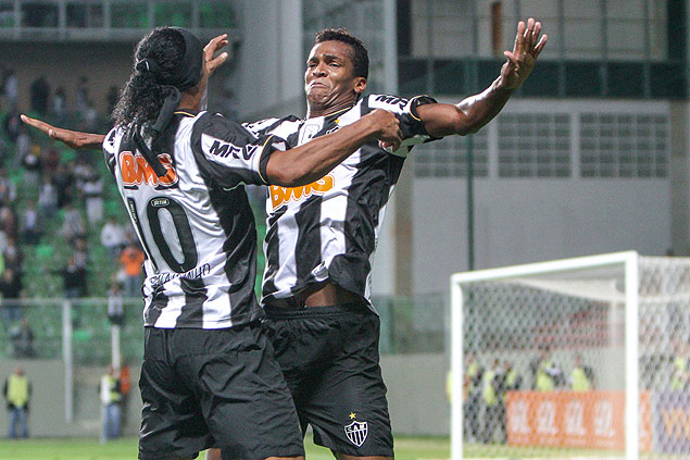 Ronaldinho e J comemoram um dos gols do Atltico-MG sobre o Coritiba