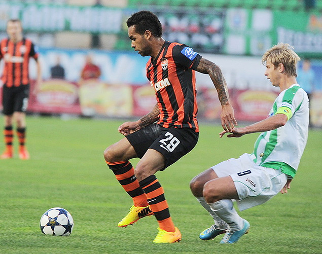 O meia-atacante Alex Teixeira ( esquerda), durante jogo do Shakhtar Donetsk