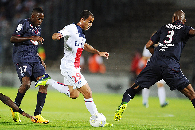 Lucas (ao centro), do Paris Saint-Germain, conduz a bola durante partida contra o Bordeaux, na Frana 