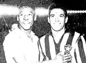 Pelé e Garrincha se cumprimentam antes de semifinal pela Libertadores