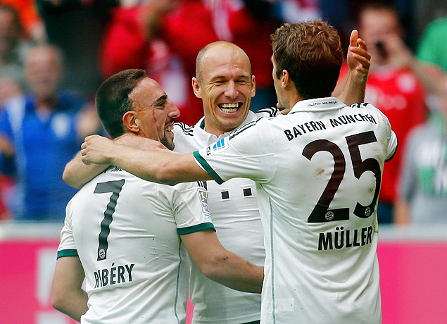 Ribry (esq.) Robben e Muller comemoram gol na vitria do Bayern de Munique sobre o Hannover