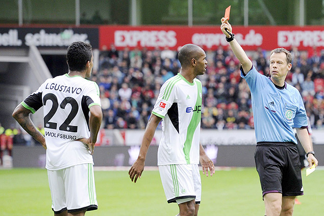 O volante Luiz Gstavo, do Wolfsburg,  expulso pelo rbitro Markus Schmidt da partida contra o Bayer Leverkusen