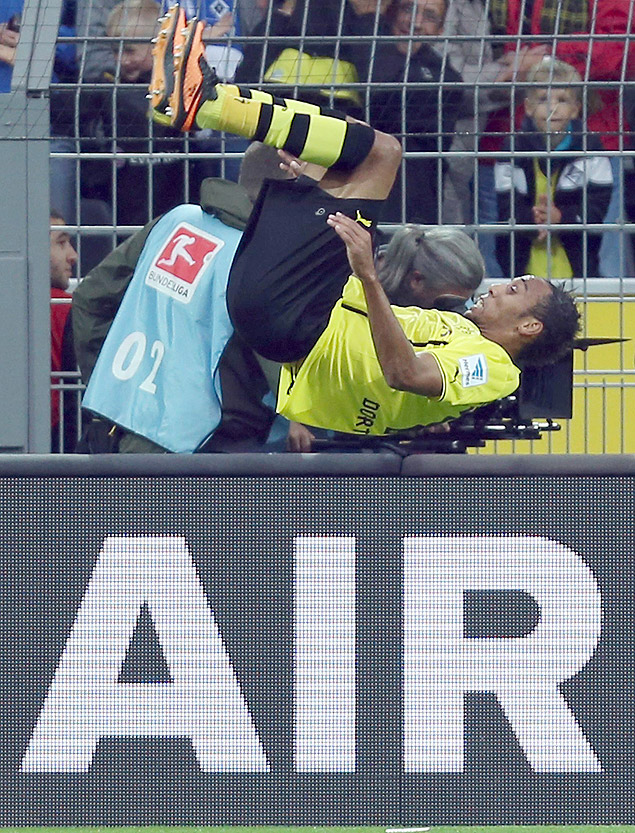 Pierre-Emerick Aubameyang d cambalhota para comemorar gol do Borussia Dortmund 