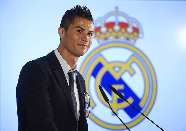 O portugus Cristiano Ronaldo sorri durante entrevista coletiva em Madri