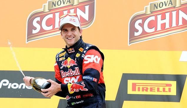 Daniel Serra comemora a vitória no GP de Nova Santa Rita (RS)