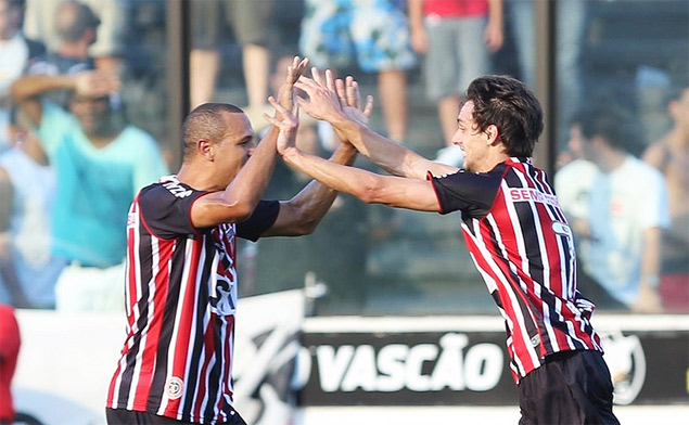 Luis Fabiano ( esquerda) comemora com Rodrigo Caio