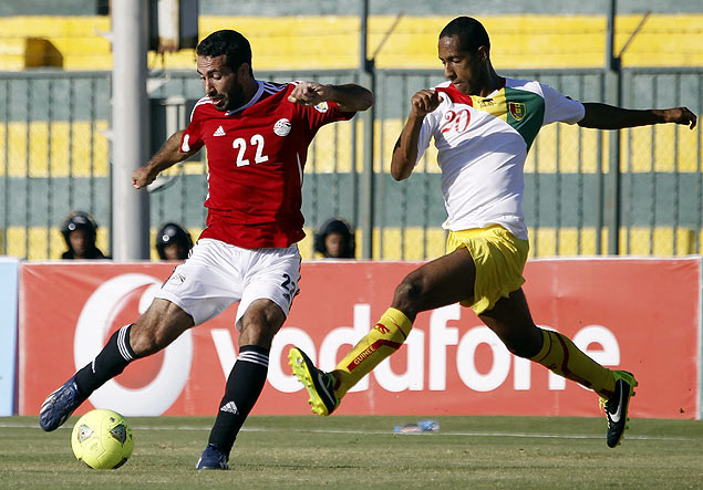 Mohamed Aboutrika (esq), do Egito, em jogo contra Guiné, pela segunda fase das eliminatórias africanas