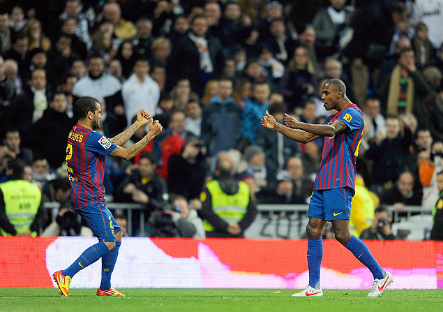 Daniel Alves (esq.) e Abidal comemoram um gol pelo Barcelona em janeiro de 2012