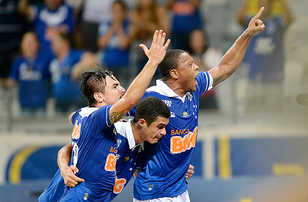 Jogadores do Cruzeiro festejam gol da equipe