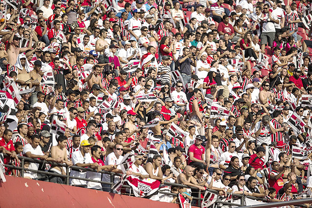 Torcedores do So Paulo acompanham uma partida no Morumbi, pelo Campeonato Brasileiro