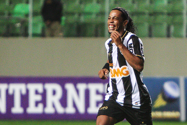 Ronaldinho comemora um gol pelo Atltico-MG no estdio Independncia