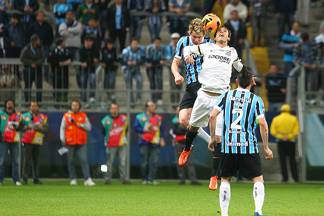 O zagueiro Gabriel (esq.) disputa a bola pelo alto com o atacante Thiago Ribeiro