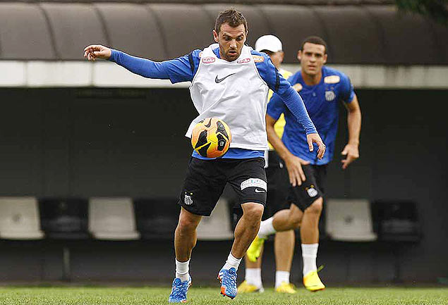 Montillo domina a bola durante treino do Santos no CT Rei Pel