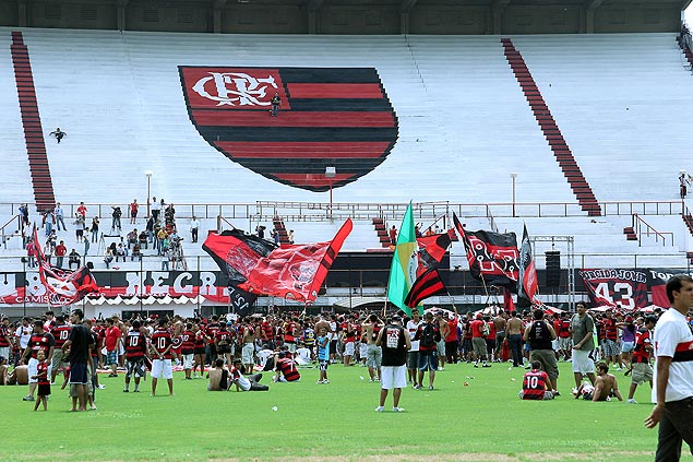 Torcida do Flamengo invade o gramado durante da Gvea durante a apresentao de Ronaldinho em 2011