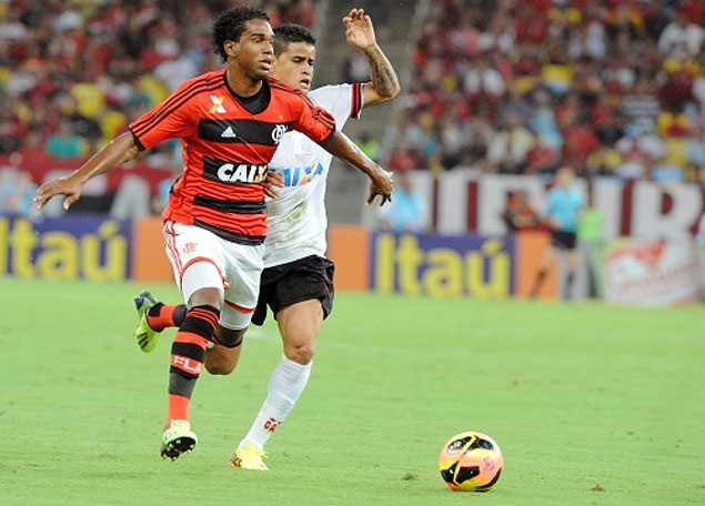 Luiz Antnio (esq.) e Dellatorre disputam a bola durante jogo no Maracan