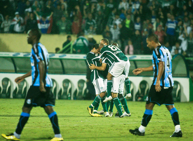 Jogadores do Palmeiras comemoram terceiro gol contra o Grmio no ltimo jogo no estdio Palestra Itlia antes da reforma