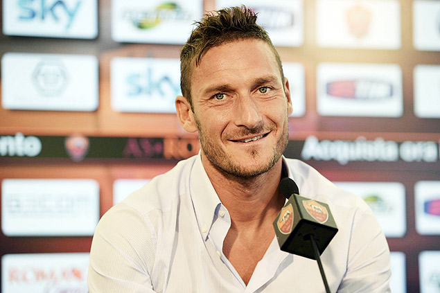 Francesco Totti sorri na entrevista feita para anunciar renovao de contrato
