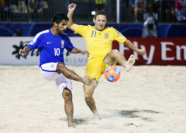 Jorginho (esq.), do Brasil, disputa bola com Korniichuk, da Ucrânia