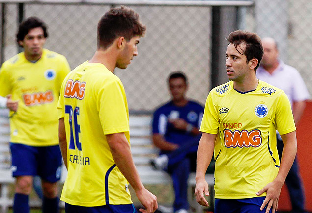 Everton Ribeiro ( dir.) participa de treinamento do Cruzeiro