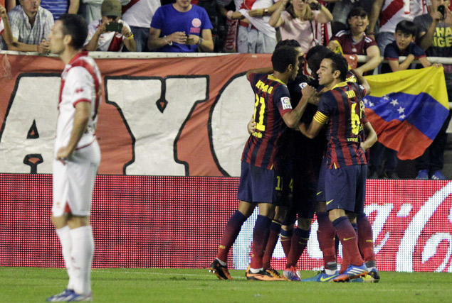 Jogadores do Barcelona comemoram um dos gols de Pedro ante o Rayo