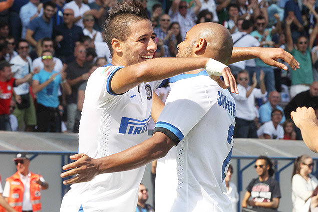 Taider (esq.) comemora com o brasileiro Jonathan o seu gol para a Inter de Milo