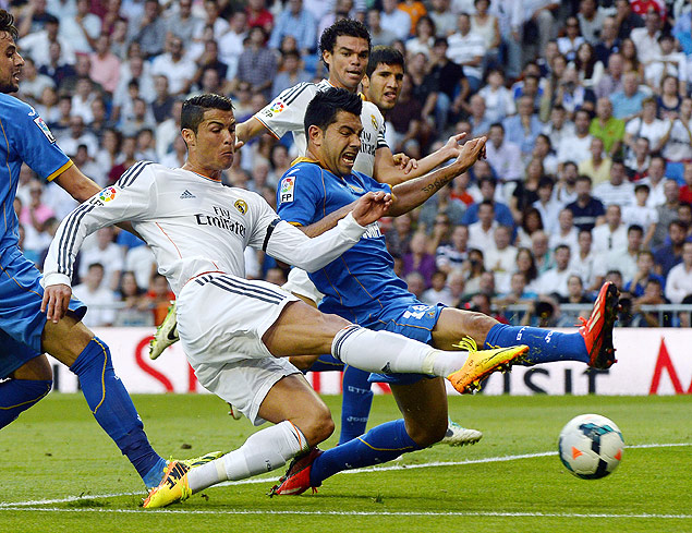 O atacante Cristiano Ronaldo tenta uma finalizao para o Real Madrid contra o Getafe