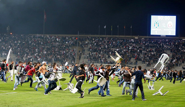 Torcedores invadem o campo, jogam cadeiras e interrompem a partida em Istambul