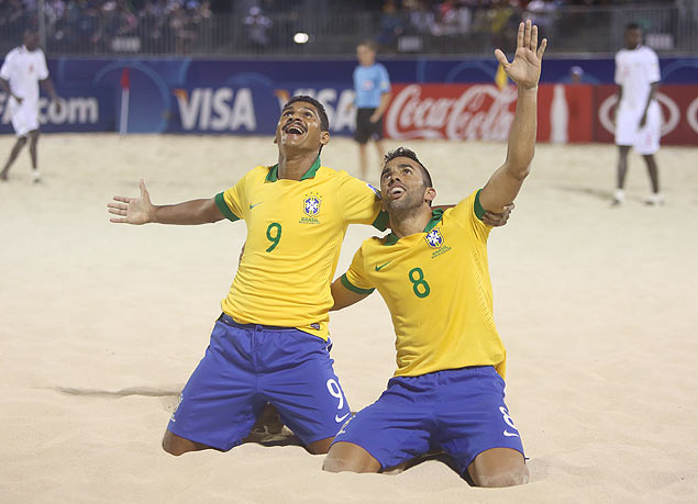 Andr (esq.) e Bruno Xavier comemoram gol na vitria da seleo brasileira sobre Senegal